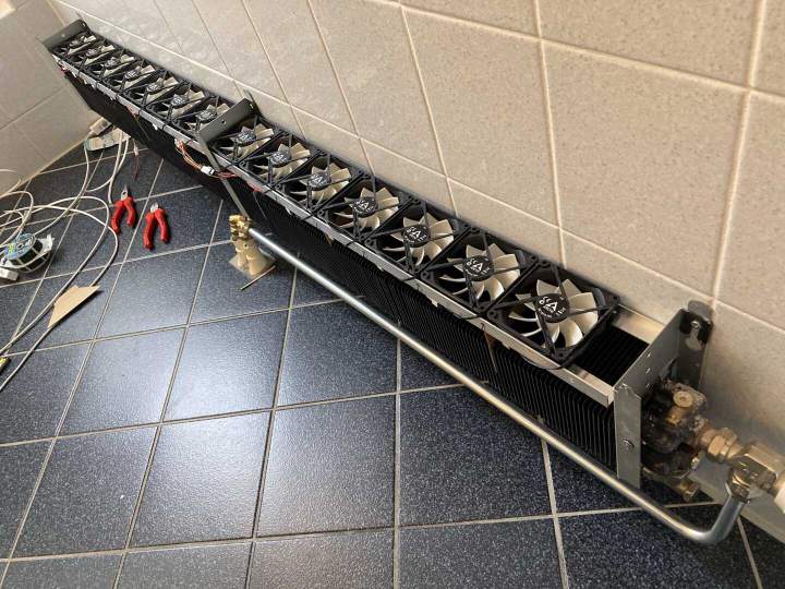 Bare Jaga radiator with DIY fan array end-result
