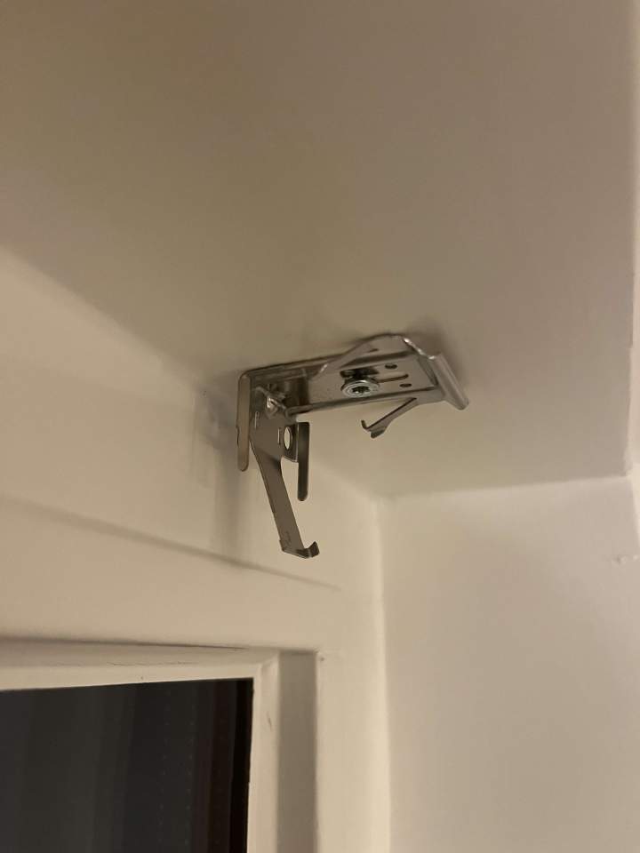 Ceiling mounting clip of Luxaflex Duette Shades