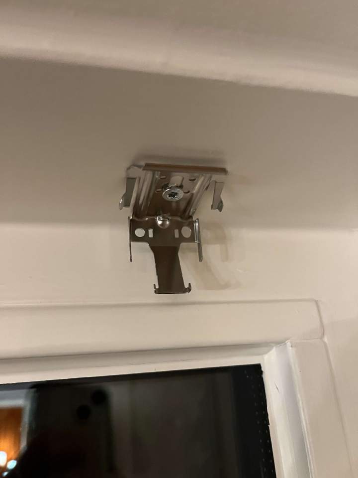 Ceiling mounting clip of Luxaflex Duette Shades