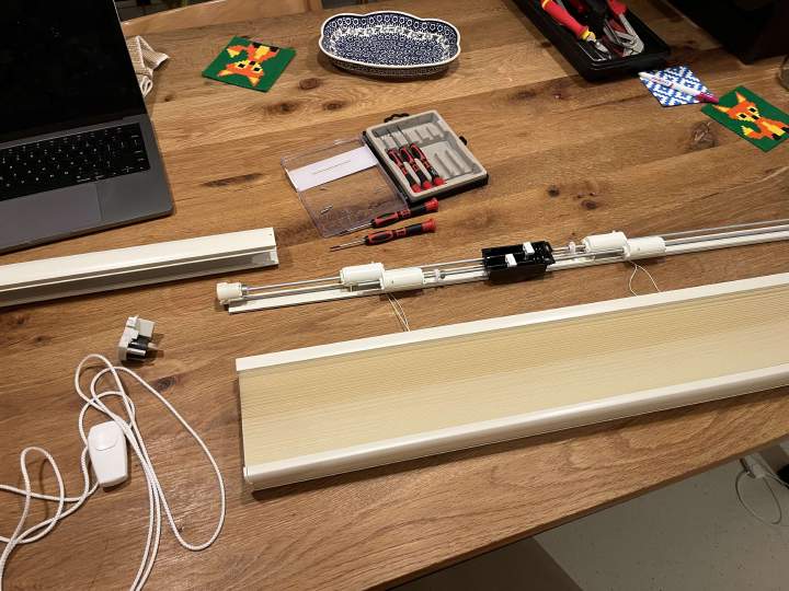 Base plate unmounted from casing exposing the drive mechanism / spools