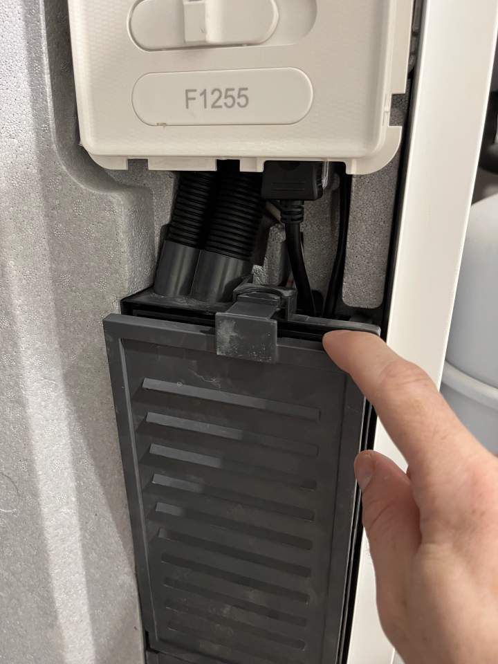 Distribution box AA3 opening latch