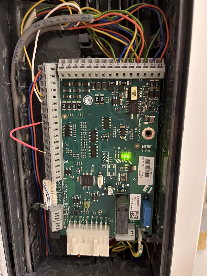 Distribution box AA3 opened, showing the connector rails X6 (left) and X4 (top)